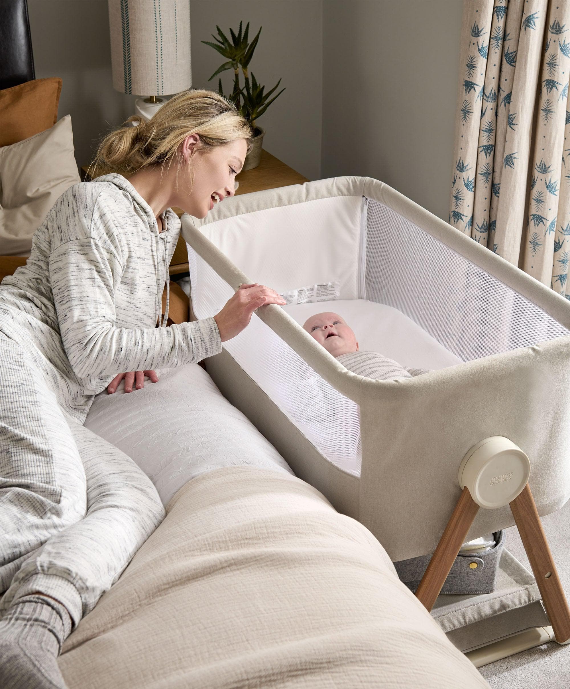 Lua Bedside Crib and Sheet Bundle - Fawn/White - Image 2