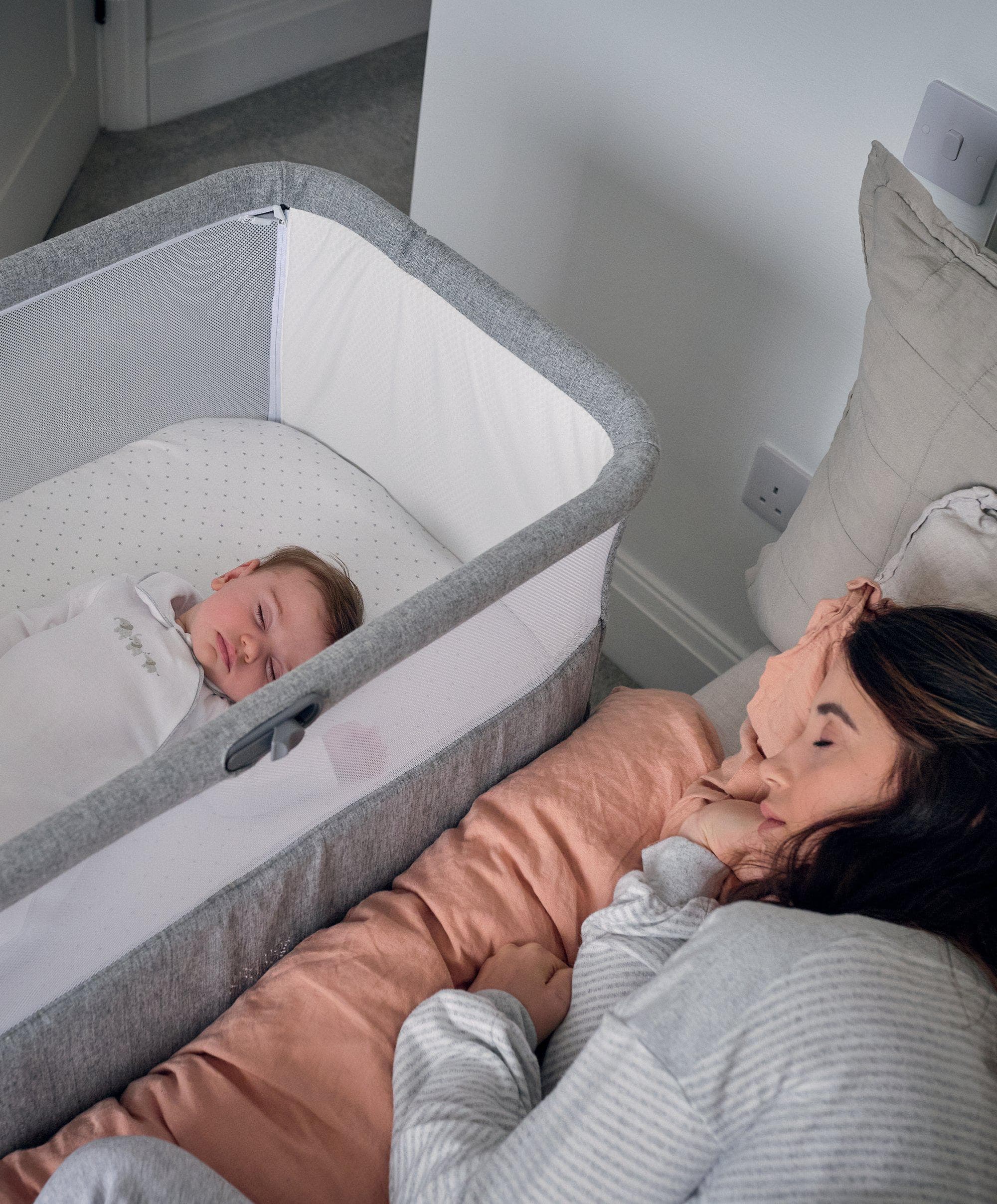 Lua Bedside Crib and Sheet Bundle - Grey/White - Image 2