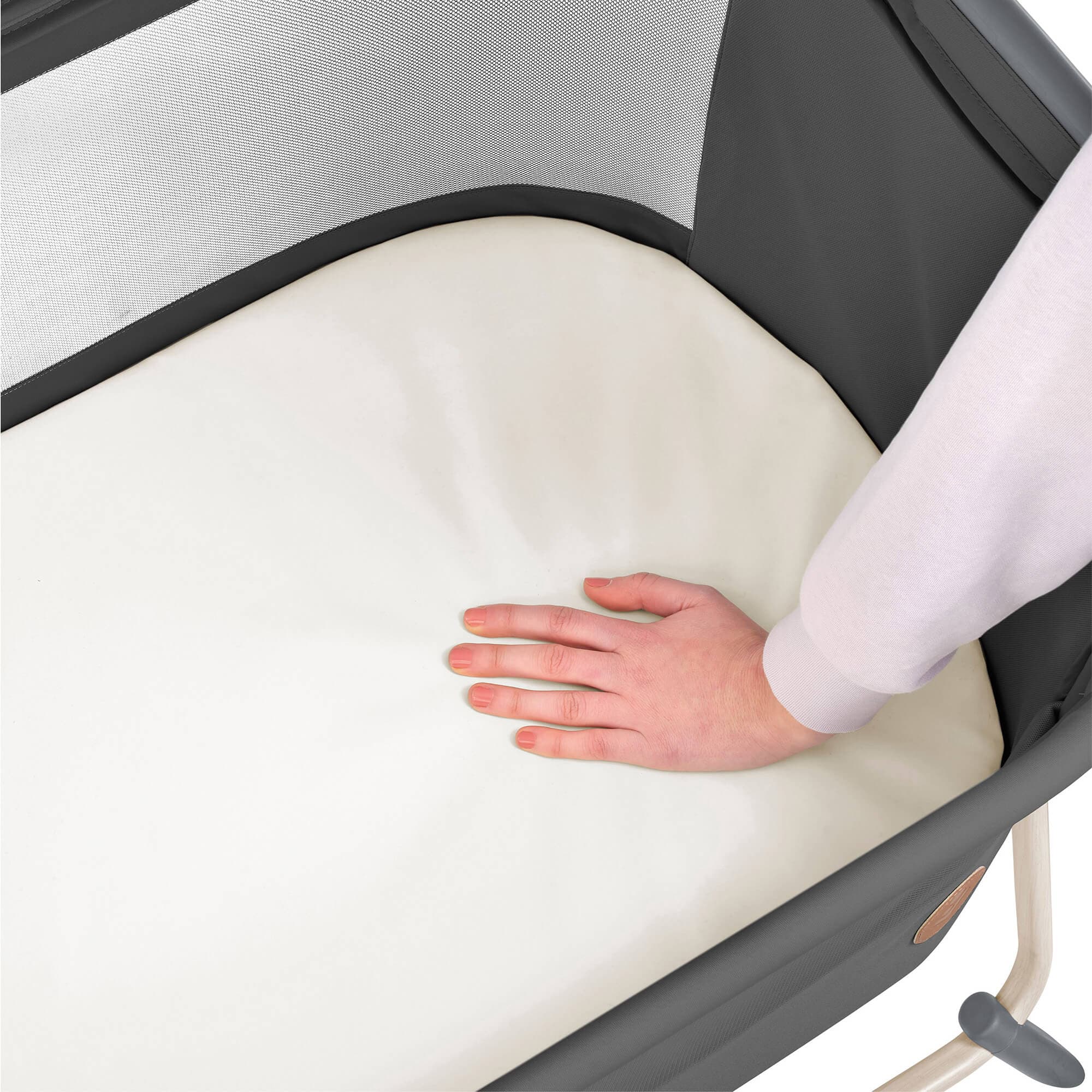 Maxi-Cosi Tori Bedside Travel Cot in Beyond Graphite - Image 6