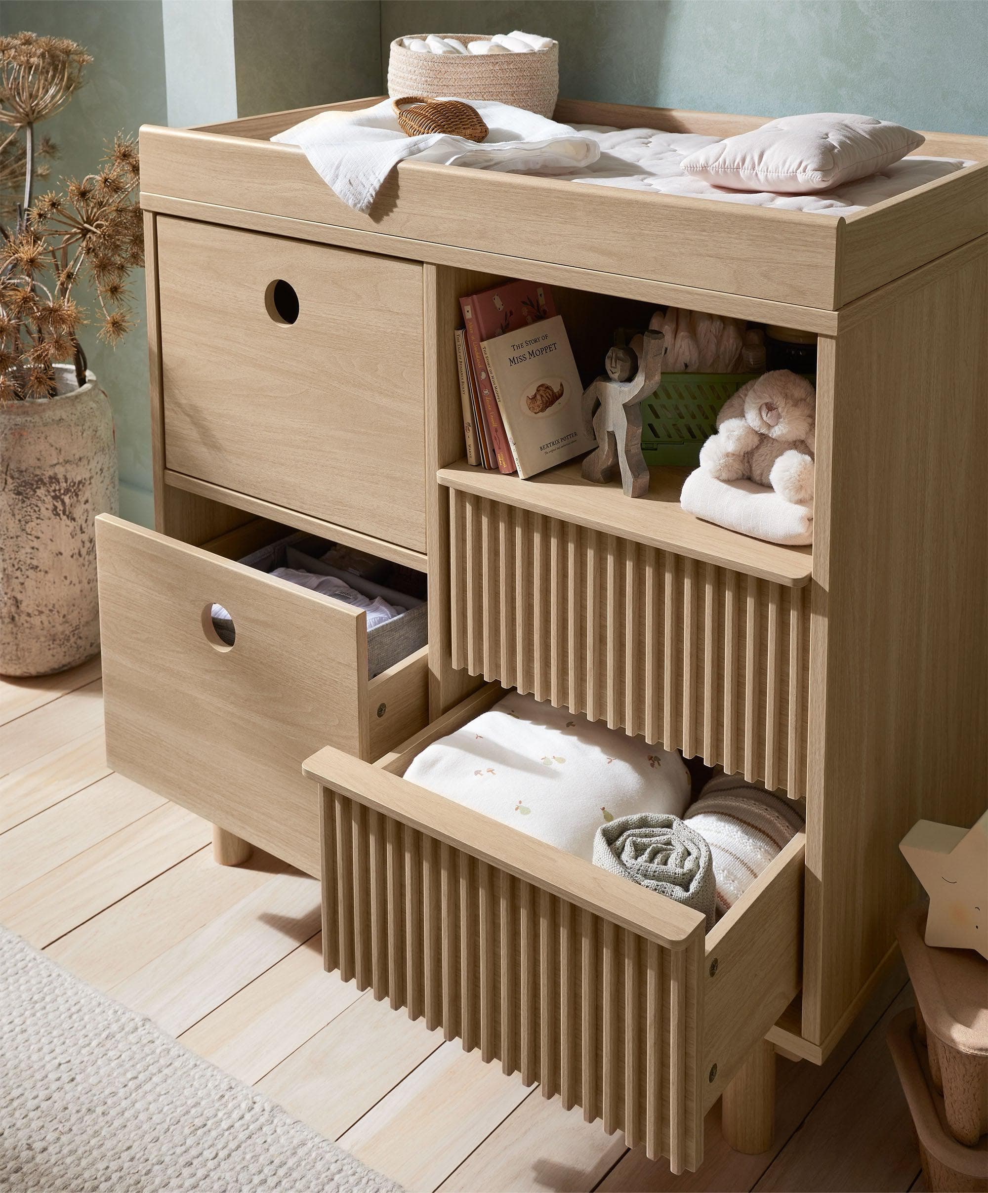 Oska 2 Piece Cotbed Set with Dresser Changer - Oak - Image 8